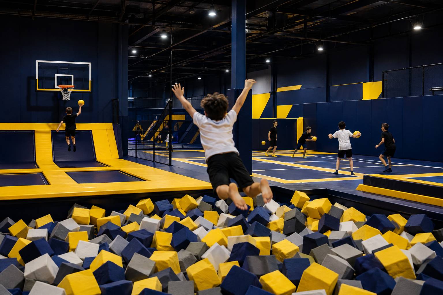 Bassin de mousse et panier de basket dans la zone d'activites d'un parc de trampolines pour enfants